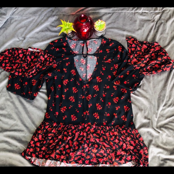 MOSSIMO - SZ L BLACK/RED TOP W/ BELL SLEEVES - Picture 2 of 6